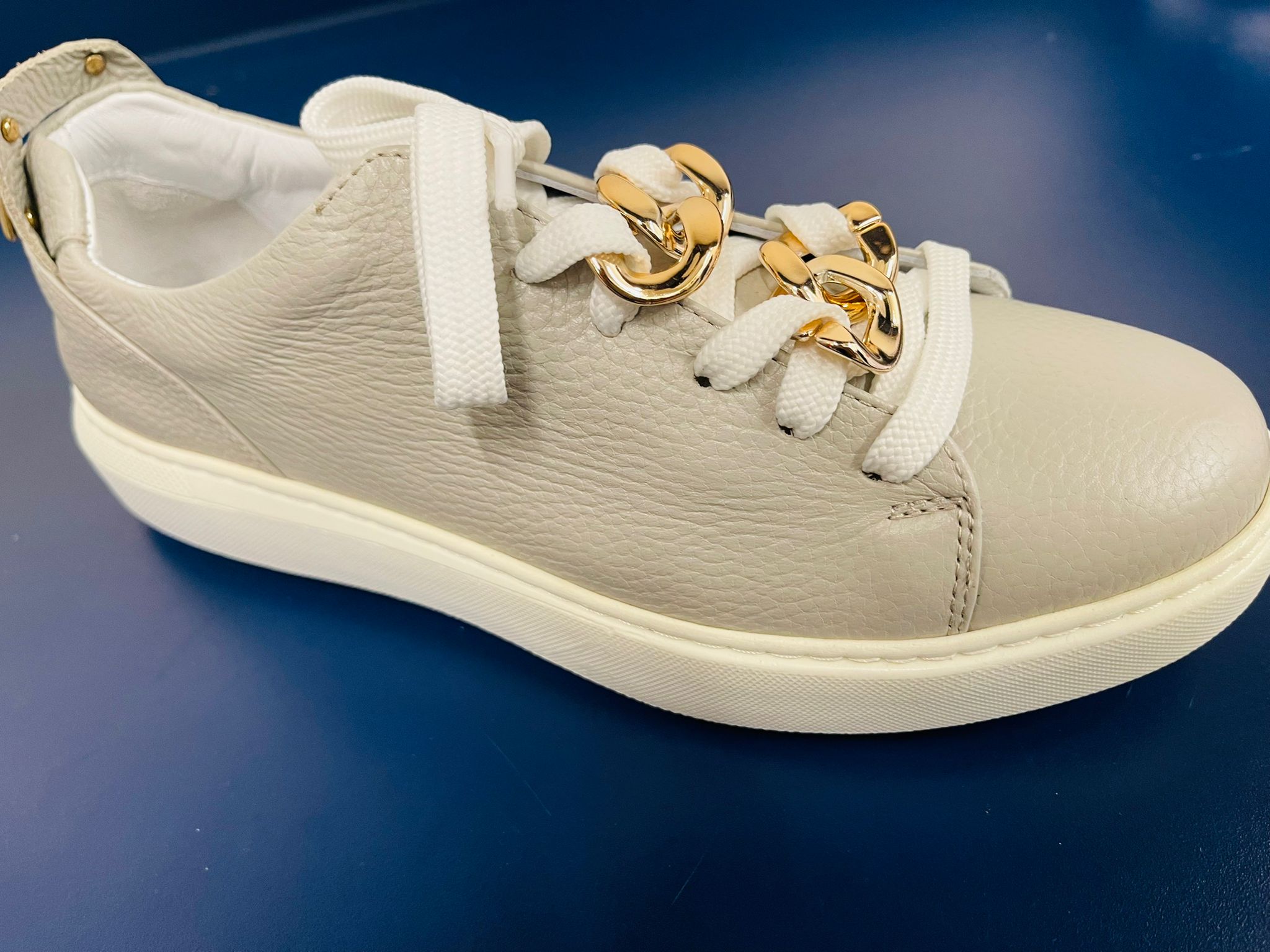 Top Sneaker Laces Up
