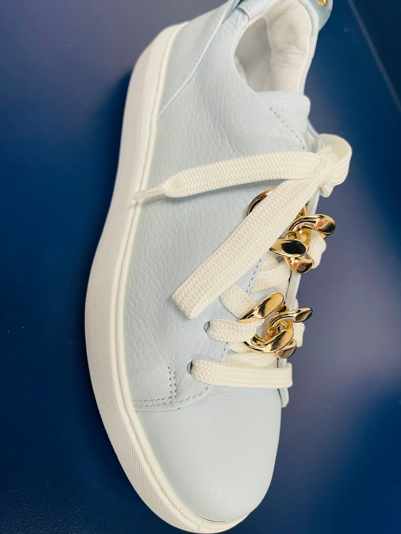 Top Sneaker Laces Up